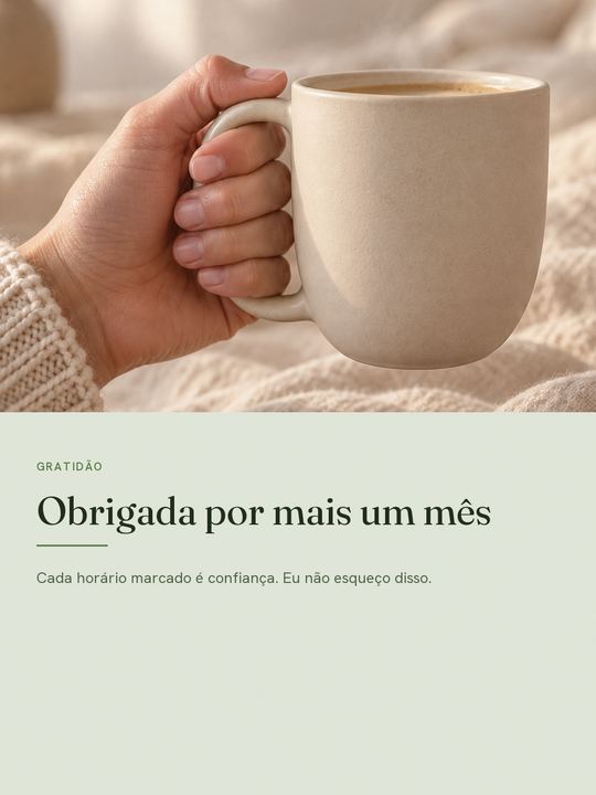 Post de gratidão com uma mão segurando uma xícara.